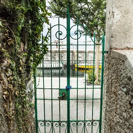 Ferienvilla Mit Garten, Seeblick Und Direktem Zugang Zur Uferpromenade Des Maggiore Vakantiehuis *
